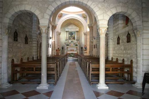 Cana. Interno della chiesa rinnovata nel 1997