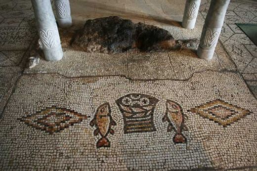 Tabgha. La roccia venerata con il mosaico riposizionato in fronte all’altare