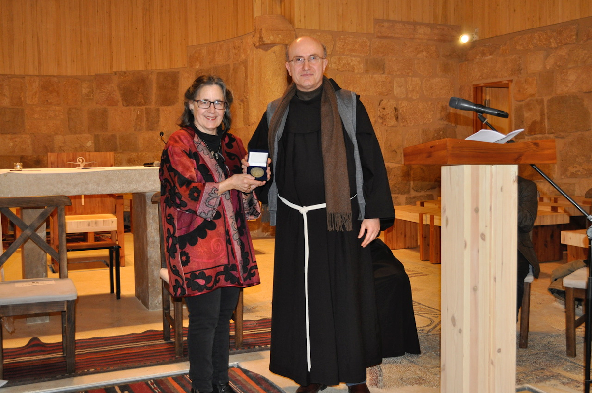 Omaggio alla dott.ssa Barbara Porter. Consegna della medaglia commemorativa degli 800 anni di presenza dei francescani in Terra Santa