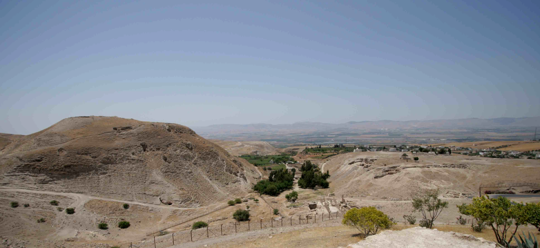 Pella. Vista del sito archeologico: sulla sinistra Tell el-Husn, al centro gli alberi attorno alla sorgente del Wadi Jirm e a sinistra Tabaqat Fahl.