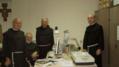 Studio tecnico. Il nuovo decano, con alcuni dei suoi predecessori nell’incarico. Da sn.: P. Frédéric Manns (1996-2001), P. Stanislao Loffreda (1978-1990), P. Giovanni Claudio Bottini (2002-2011)