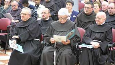 Stanislao Loffreda (a sinistra) con il Custode di Terra Santa, P. Giovanni Battistelli (al centro), e il suo vicario, P. Castor García (a destra)