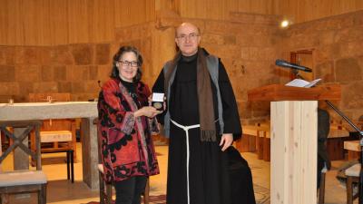 Omaggio alla dott.ssa Barbara Porter. Consegna della medaglia commemorativa degli 800 anni di presenza dei francescani in Terra Santa