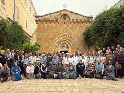 Il gruppo nel cortile della Flagellazione