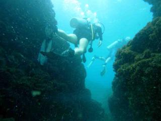 Cesarea Marittima 17 Passaggio tra blocchi di pozzolana
